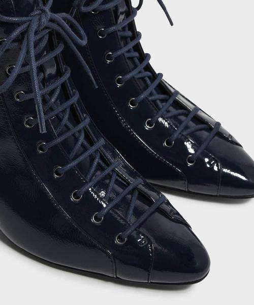 CHARLES & KEITH(チャールズ & キース)の「キトンヒールレースアップブーツ / KITTEN HEEL LACE UP BOOTS(ブーツ・レディース・ブラック/ダークブルー・22.5cm/23cm/23.5cm/24.5cm/25cm)」の5枚目の写真