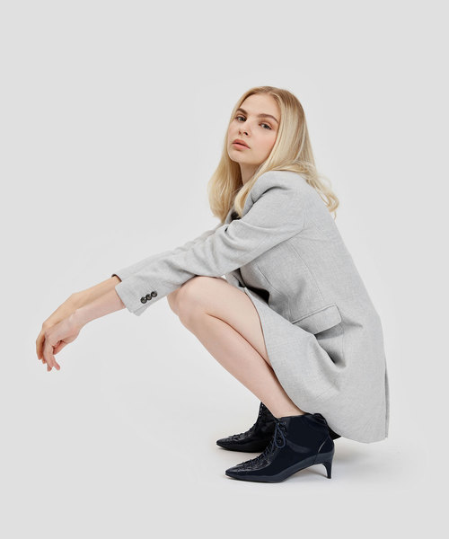 CHARLES & KEITH(チャールズ & キース)の「キトンヒールレースアップブーツ / KITTEN HEEL LACE UP BOOTS(ブーツ・レディース・ブラック/ダークブルー・22.5cm/23cm/23.5cm/24.5cm/25cm)」の4枚目の写真