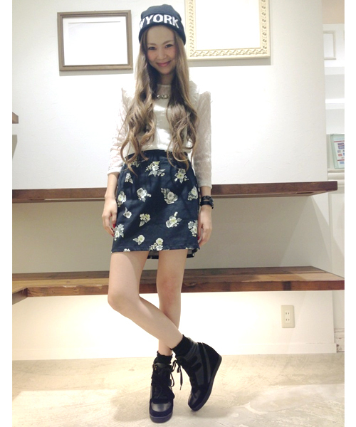 one after another NICE CLAUP(ワンアフターアナザーナイスクラップ)の「【ナイスクラップ】マーガレットお花タイトスカート(スカート・レディース・ブラック/オフホワイト/パープル・FREE)」の2枚目の写真