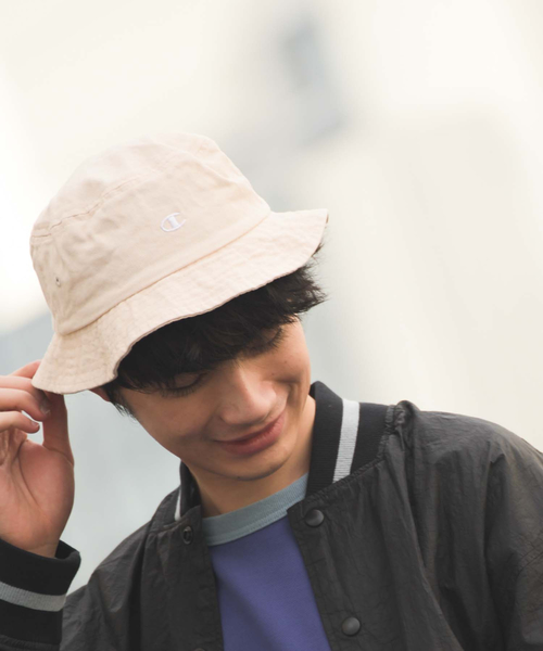 Champion（チャンピオン）の「【Champion(チャンピオン)】ツイルロゴバケットハット（ハット・メンズ・ブラック/ライトベージュ/パープル・FREE）」の1枚目の写真