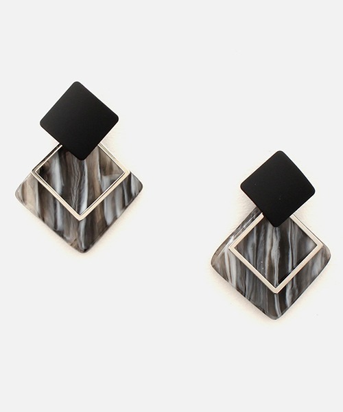 AZUL by moussy（アズールバイマウジー）の「SQUARE ACRYL EARRINGS/スクエアアクリルピアス（ピアス（両耳用）・レディース・ホワイト系その他/ブラック系その他/イエロー系その他・FREE）」の3枚目の写真