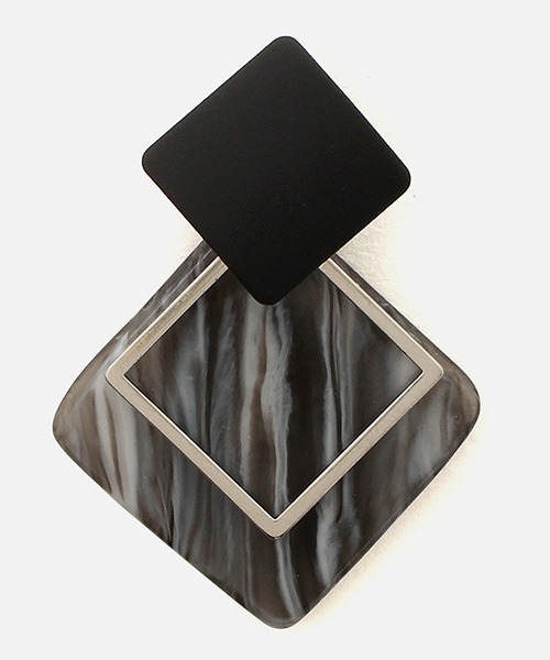 AZUL by moussy（アズールバイマウジー）の「SQUARE ACRYL EARRINGS/スクエアアクリルピアス（ピアス（両耳用）・レディース・ホワイト系その他/ブラック系その他/イエロー系その他・FREE）」の9枚目の写真