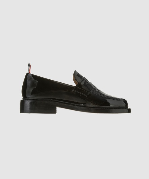 THOM BROWNE(トムブラウン)の「PENNY LOAFER W/ LEATHER SOLE IN SOFT PATENT LEATHER(ローファー・メンズ・ブラック・8.5/9.5/7.5)」の2枚目の写真