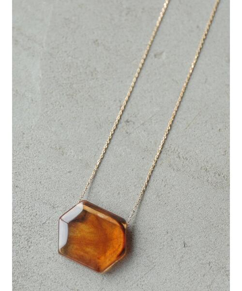 AMERICAN HOLIC(アメリカンホリック)の「ヘキサゴンアクリルパーツトップネックレス *(ネックレス・レディース・ブラウン/アイボリー・FREE)」の2枚目の写真