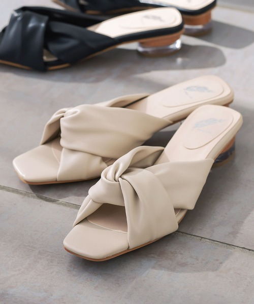 KOBE LETTUCE(コウベレタス)の「ツイストベルトクリアヒールサンダル(サンダル・レディース・ブラック/モカ/ライトベージュ・LL/M/L)」の3枚目の写真