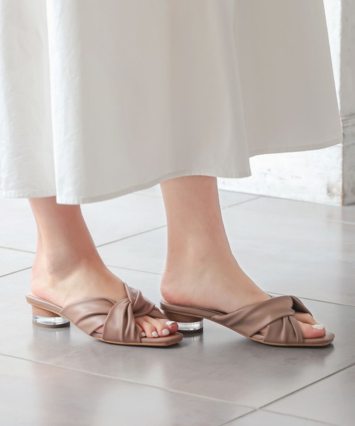 KOBE LETTUCE(コウベレタス)の「ツイストベルトクリアヒールサンダル(サンダル・レディース・ブラック/モカ/ライトベージュ・LL/M/L)」の2枚目の写真