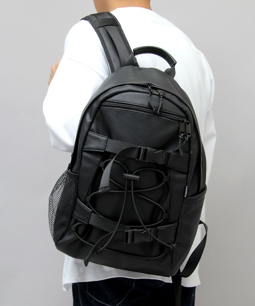 REGiSTA（レジスタ）の「REGiSTA / レジスタ / シープスレザーライク フェイクレザー ボードストラップ  バックパック / 大容量 / リュック（バックパック/リュック・メンズ・ブラック・FREE）」の2枚目の写真