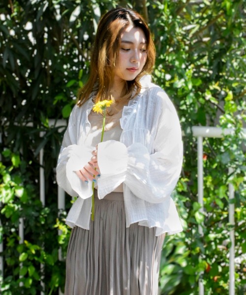 Brownie（ブラウニー）の「Brownie シャーリング袖今フリルブラウス（シャツ/ブラウス・レディース・ホワイト/レモンイエロー/ピンク/ブラック・FREE）」の2枚目の写真