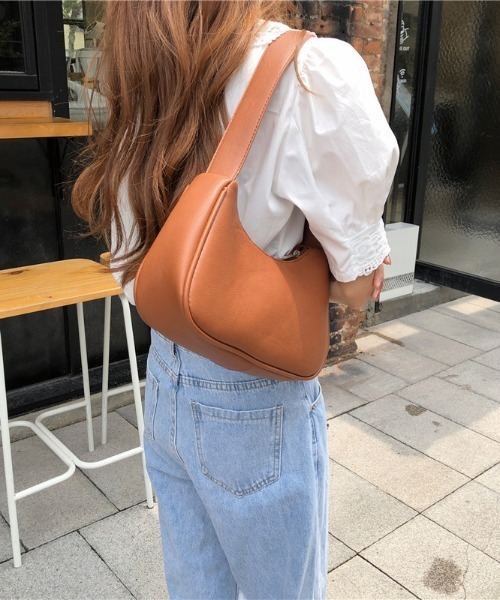 シンプルレザーショルダーバッグ