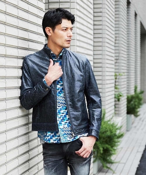 MICHEL KLEIN HOMME (ミッシェルクランオム)の「レザーブルゾン(クラックレザー)(ライダースジャケット・メンズ・ネイビー・MEDIUM/LARGE/X-LARGE)」の2枚目の写真