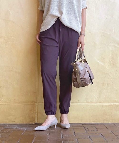 RIVE DROITE(リヴドロワ)の「上質な大人カジュアルが叶う ドロストジョガーパンツ(その他パンツ・レディース・ベージュ/ボルドー/ブラック・36/38)」の1枚目の写真