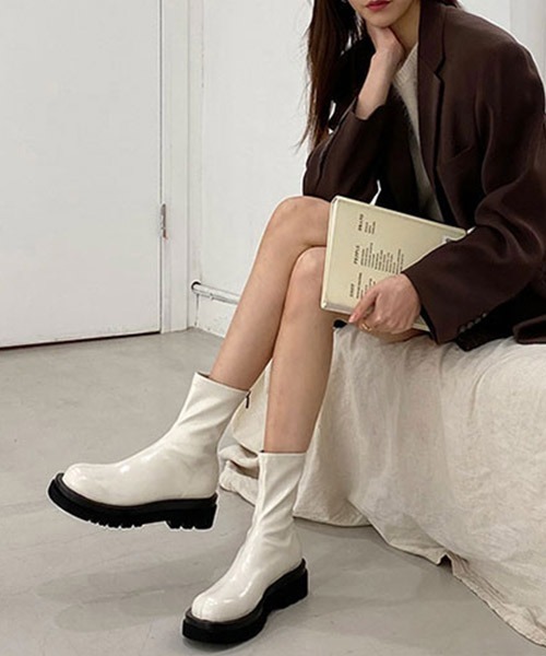 SUGAR BISKET(シュガービスケット)の「バックファスナー厚底ショートブーツ(ブーツ・レディース・ホワイト/ブラック・38/39/35/36/37)」の2枚目の写真