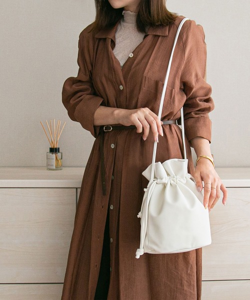 Newlyme(ニューリーミー)の「ソフトフェイクレザー巾着2wayショルダーバッグ(ショルダーバッグ・レディース・ホワイト/ライトブルー/ブラック/ブラウン/モカ・FREE)」の9枚目の写真