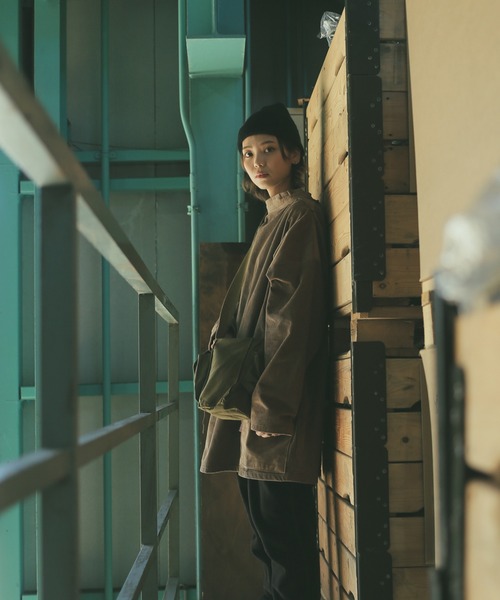 WAIPER.inc(ワイパーインク)の「NEWLYN-C CORDUROY SMOCK ROUND NECK(シャツ/ブラウス・メンズ・ブラック/ネイビー/ブラウン/タン・M/L/XL)」の6枚目の写真