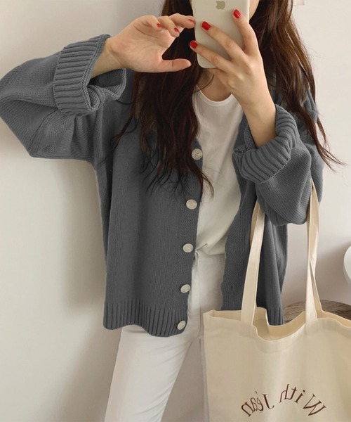 AMOUR BOX（アムールボックス）の「Vネックニットカーディガン（カーディガン/ボレロ・レディース・ブラック/ベージュ/ネイビー/ブラウン/グレー/グリーン/クリーム/モカ/ワイン/チャコール・MEDIUM/LARGE）」の4枚目の写真