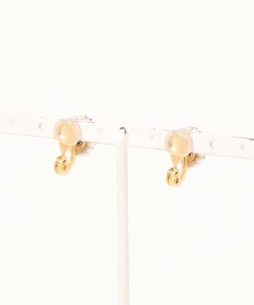 tone(トーン)の「【malle la brocante/マルラブロカント】オニキスとヴィンテージパールの痛みにくいオーバルイヤリング(イヤリング・レディース・ブラック・FREE)」の5枚目の写真