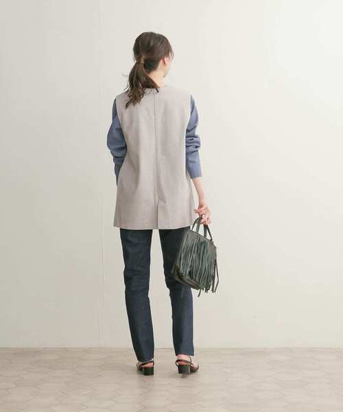 URBAN RESEARCH DOORS（アーバンリサーチドアーズ）の「コットンノーカラーベスト（ベスト・レディース・グレー系その他/ベージュ系その他・1）」の16枚目の写真