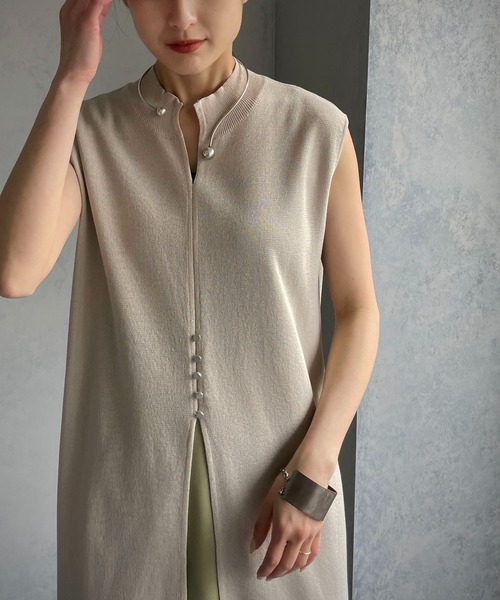 &g'aime（アンジェム）の「【&g’aime】センタースリットノースリーブニット（ニット/セーター・レディース・ライトブルー/ブラック/グレイッシュベージュ・FREE）」の7枚目の写真