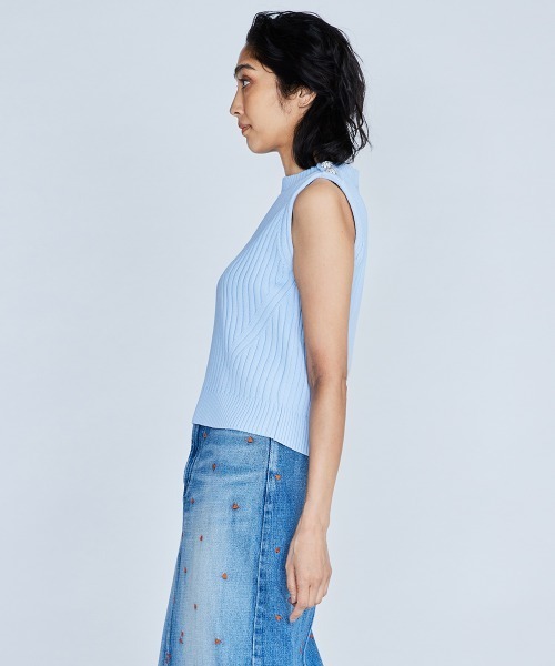 DOUBLE STANDARD CLOTHING(ダブルスタンダードクロージング)の「ビジューボタン付ノースリーブリブニット(ニット/セーター・レディース・オフホワイト/サックスブルー/ピンク・FREE)」の5枚目の写真