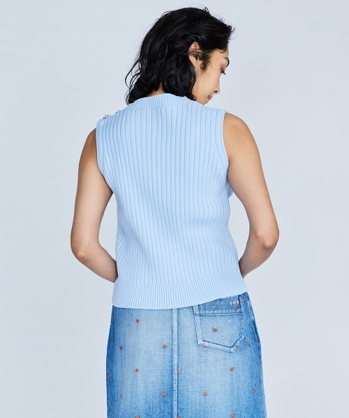 DOUBLE STANDARD CLOTHING(ダブルスタンダードクロージング)の「ビジューボタン付ノースリーブリブニット(ニット/セーター・レディース・オフホワイト/サックスブルー/ピンク・FREE)」の6枚目の写真