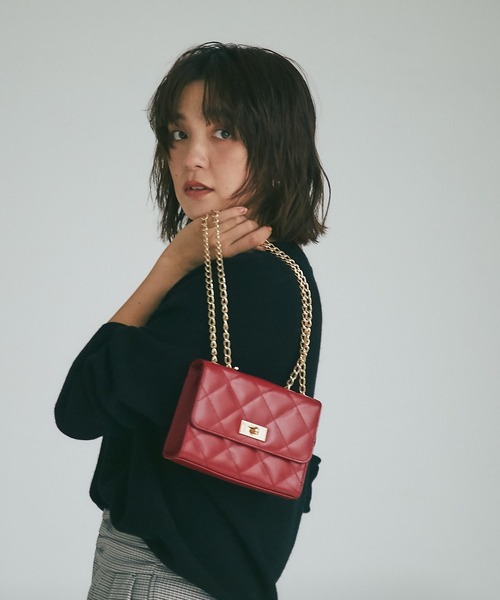 RIVE DROITE（リヴドロワ）の「アクセサリーのように持てるミニバッグ/レザーキルトミニチェーンバッグ（ショルダーバッグ・レディース・ブラック/キャメル/レッド・FREE）」の10枚目の写真