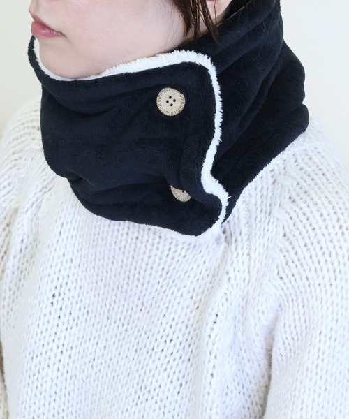 emesuelee（エメスーリー）の「ボタン付きネックウォーマー 通学 通勤 可愛い（ネックウォーマー/スヌード・レディース・ブラック系1/ブラック系2/ブラウン系1/ネイビー系1/ネイビー系2/ネイビー系3/サックスブルー/イエロー/アイボリー/ライトグレー/ブラック/グレー/ベージュ/ネイビー/ブラウン/ダークベージュ/カーキ/ブルー/ネイビー系4・フリー）」の4枚目の写真