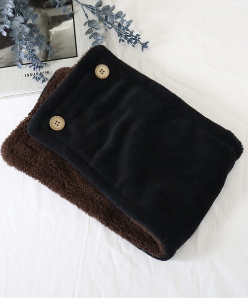 emesuelee（エメスーリー）の「ボタン付きネックウォーマー 通学 通勤 可愛い（ネックウォーマー/スヌード・レディース・ブラック系1/ブラック系2/ブラウン系1/ネイビー系1/ネイビー系2/ネイビー系3/サックスブルー/イエロー/アイボリー/ライトグレー/ブラック/グレー/ベージュ/ネイビー/ブラウン/ダークベージュ/カーキ/ブルー/ネイビー系4・フリー）」の5枚目の写真