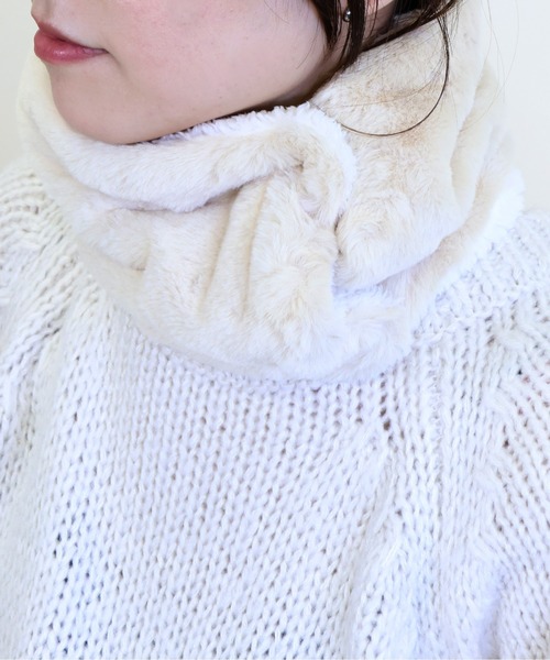 emesuelee（エメスーリー）の「ボタン付きネックウォーマー 通学 通勤 可愛い（ネックウォーマー/スヌード・レディース・ブラック系1/ブラック系2/ブラウン系1/ネイビー系1/ネイビー系2/ネイビー系3/サックスブルー/イエロー/アイボリー/ライトグレー/ブラック/グレー/ベージュ/ネイビー/ブラウン/ダークベージュ/カーキ/ブルー/ネイビー系4・フリー）」の2枚目の写真