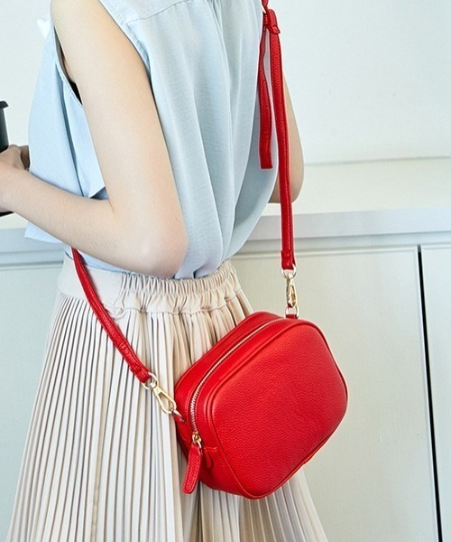 MAISON BREEZE(メゾンブリーズ)の「【MAISON BREEZE】フェイクレザーコンパクトショルダーバッグ KNF(ショルダーバッグ・レディース・ブラック/ブルー/レッド/ピンク/ホワイト/ネイビー・FREE)」の7枚目の写真