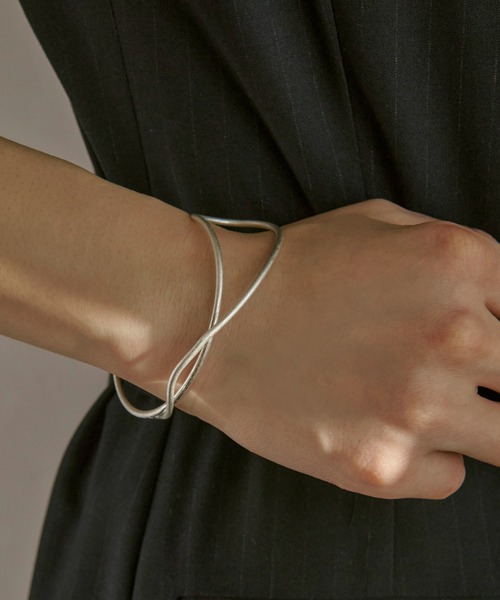 GOLDY（ゴールディ）の「ストローク ライン バングル（バングル/リストバンド・レディース・ゴールド/シルバー系その他/ゴールド系その他/シルバー・FREE）」の2枚目の写真