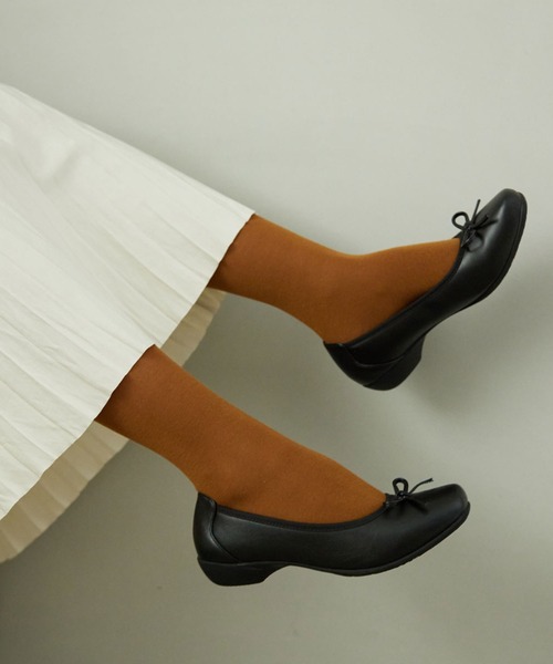 AcureZ（アキュアーズ）の「リボンバレエ「母趾にやさしいパンプス」（パンプス・レディース・ブラック系その他/ブラック/ベージュ/ブラック系その他2/レッド/ネイビー・23.5cm/21.5cm/22.0cm/25.0cm/22.5cm/23.0cm/24.5cm/24.0cm）」の2枚目の写真