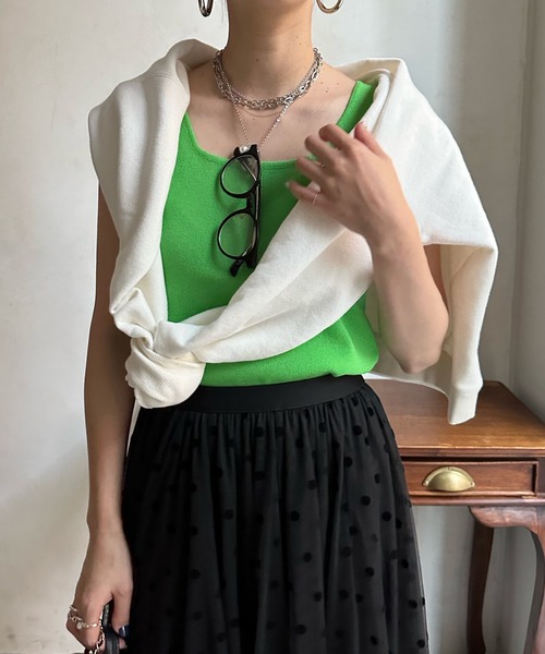 DouDou（ドゥドゥ）の「【一部WEB限定カラー】スクエアニットタンク（タンクトップ・レディース・ブラック/オフホワイト/グリーン/グレー/ブルー/パープル/チャコールグレー/ブラウン/ベージュ/アイボリー/ネイビー/ライトグレー/ピンク/ベージュ系その他/グリーン系その他/オレンジ/ブラウン系その他/ピンク系その他/ボルドー/ブルー系その他/サンドベージュ/ピンク系その他2/マスタード/ローズ/レモンイエロー/ダークグリーン/ベビーピンク/グレイッシュベージュ・FREE）」の15枚目の写真