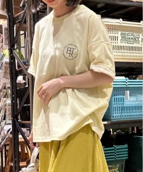 niko and...（ニコアンド）の「リバーシブルロゴワイドTシャツ（Tシャツ/カットソー・レディース・ベージュ/ブルー/ナチュラル/ホワイト/チャコール/グリーン/イエロー/スモーク・LARGE/MEDIUM）」の7枚目の写真