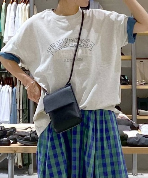 niko and...（ニコアンド）の「リバーシブルロゴワイドTシャツ（Tシャツ/カットソー・レディース・ベージュ/ブルー/ナチュラル/ホワイト/チャコール/グリーン/イエロー/スモーク・LARGE/MEDIUM）」の6枚目の写真