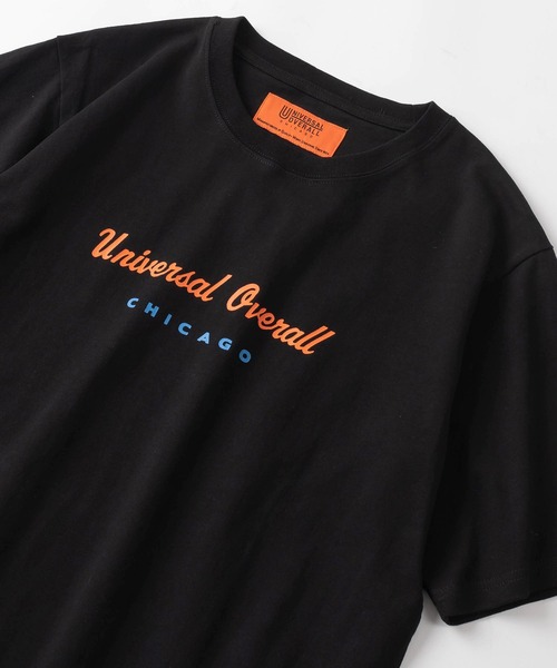 UNIVERSAL OVERALL(ユニバーサルオーバーオール)の「【UNIVERSAL OVERALL/ユニバーサルオーバーオール】 ブランドネーム カーシブロゴデザイン ビッグシルエット 半袖Tシャツ/CURSIVE LOGO TEE(Tシャツ/カットソー・メンズ・ブラック/ホワイト・M/L/XL)」の1枚目の写真
