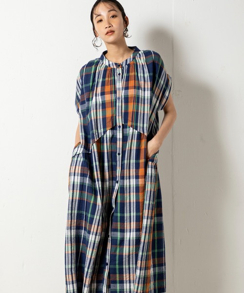 MILLION CARATS（ミリオンカラッツ）の「【綿100％】豊富な6色展開でカラーによって雰囲気がガラリと変化するのも魅力の夏のリラクシースタイルを格上げする大人顔ウエスト切替ワンピース（ワンピース・レディース・グリーン/ネイビー/チャコールグレー/オフホワイト/ブラック/マルチ・FREE）」の5枚目の写真