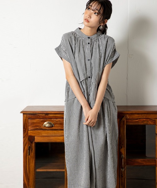 MILLION CARATS（ミリオンカラッツ）の「【綿100％】豊富な6色展開でカラーによって雰囲気がガラリと変化するのも魅力の夏のリラクシースタイルを格上げする大人顔ウエスト切替ワンピース（ワンピース・レディース・グリーン/ネイビー/チャコールグレー/オフホワイト/ブラック/マルチ・FREE）」の2枚目の写真