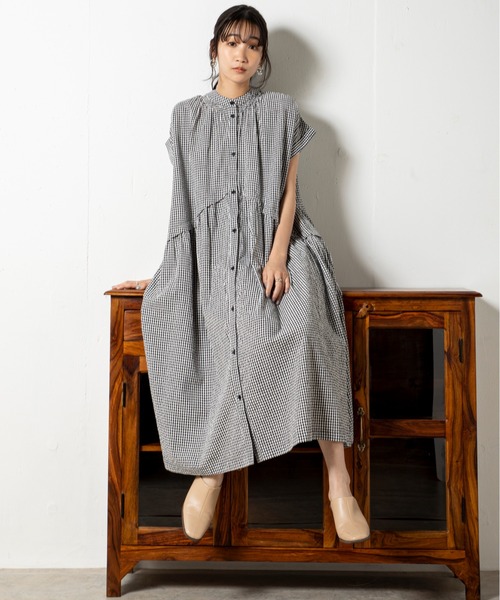 MILLION CARATS（ミリオンカラッツ）の「【綿100％】豊富な6色展開でカラーによって雰囲気がガラリと変化するのも魅力の夏のリラクシースタイルを格上げする大人顔ウエスト切替ワンピース（ワンピース・レディース・グリーン/ネイビー/チャコールグレー/オフホワイト/ブラック/マルチ・FREE）」の21枚目の写真