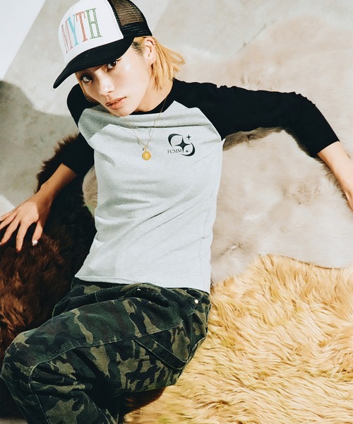 FCMM(エフシーエムエム)の「【日本限定アイテム】COSMIC LOGO CROP L/S TEE/コズミックロゴクロップロングスリーブT(Tシャツ/カットソー・レディース・オリーブ/チャコール/グレー・MEDIUM/SMALL)」の2枚目の写真