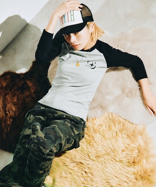 FCMM(エフシーエムエム)の「【日本限定アイテム】COSMIC LOGO CROP L/S TEE/コズミックロゴクロップロングスリーブT(Tシャツ/カットソー・レディース・オリーブ/チャコール/グレー・MEDIUM/SMALL)」の4枚目の写真