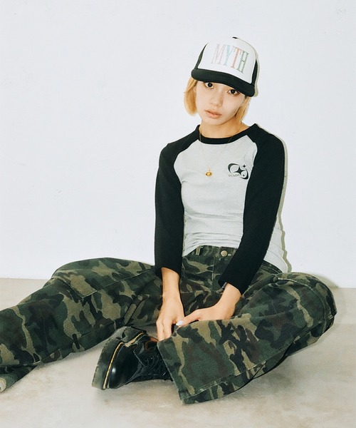 FCMM(エフシーエムエム)の「【日本限定アイテム】COSMIC LOGO CROP L/S TEE/コズミックロゴクロップロングスリーブT(Tシャツ/カットソー・レディース・オリーブ/チャコール/グレー・MEDIUM/SMALL)」の5枚目の写真