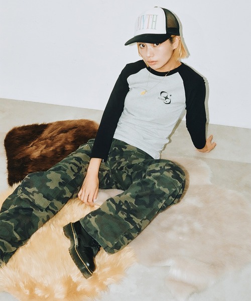 FCMM(エフシーエムエム)の「【日本限定アイテム】COSMIC LOGO CROP L/S TEE/コズミックロゴクロップロングスリーブT(Tシャツ/カットソー・レディース・オリーブ/チャコール/グレー・MEDIUM/SMALL)」の7枚目の写真