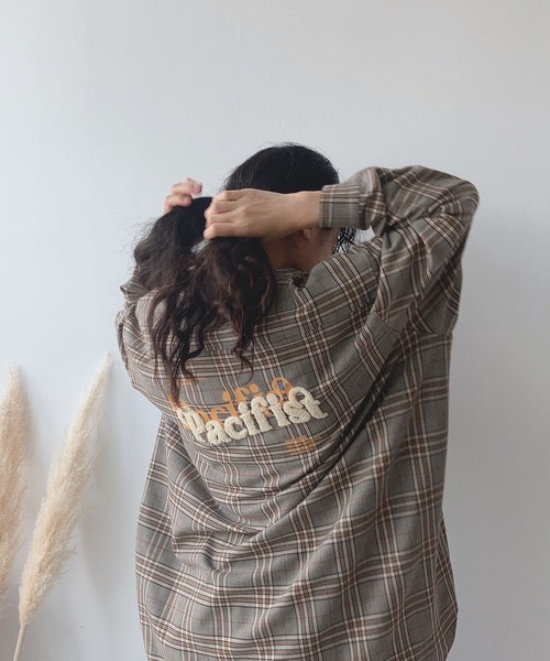 AS KNOW AS plus（アズノゥアズプラス）の「☆バックロゴプリントビッグシャツ（シャツ/ブラウス・レディース・ブルー系/ブラック系/アイボリー系/ベージュ系/グリーン系1/ブルー系1/ピンク系1/アイボリー系1/ブルー系2/ホワイト系2/グリーン系2・FREE）」の3枚目の写真