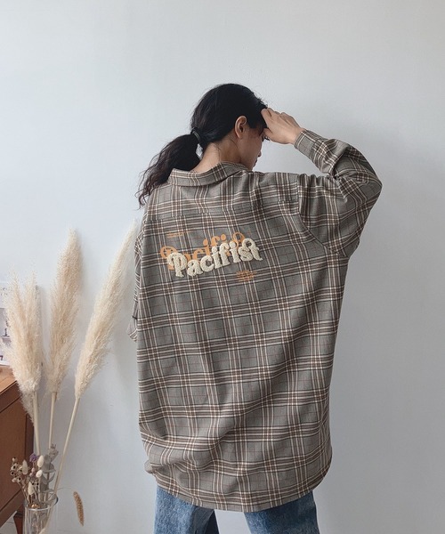 AS KNOW AS plus（アズノゥアズプラス）の「☆バックロゴプリントビッグシャツ（シャツ/ブラウス・レディース・ブルー系/ブラック系/アイボリー系/ベージュ系/グリーン系1/ブルー系1/ピンク系1/アイボリー系1/ブルー系2/ホワイト系2/グリーン系2・FREE）」の21枚目の写真