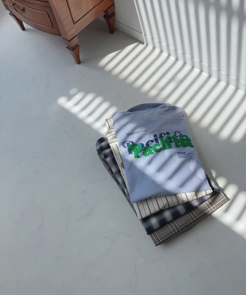 AS KNOW AS plus（アズノゥアズプラス）の「☆バックロゴプリントビッグシャツ（シャツ/ブラウス・レディース・ブルー系/ブラック系/アイボリー系/ベージュ系/グリーン系1/ブルー系1/ピンク系1/アイボリー系1/ブルー系2/ホワイト系2/グリーン系2・FREE）」の13枚目の写真