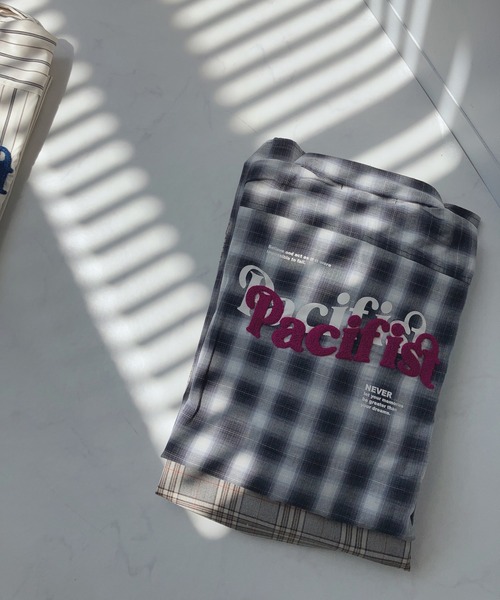 AS KNOW AS plus（アズノゥアズプラス）の「☆バックロゴプリントビッグシャツ（シャツ/ブラウス・レディース・ブルー系/ブラック系/アイボリー系/ベージュ系/グリーン系1/ブルー系1/ピンク系1/アイボリー系1/ブルー系2/ホワイト系2/グリーン系2・FREE）」の19枚目の写真