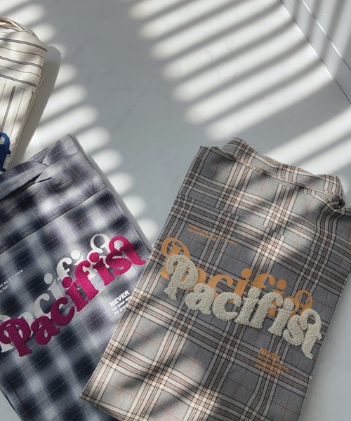 AS KNOW AS plus（アズノゥアズプラス）の「☆バックロゴプリントビッグシャツ（シャツ/ブラウス・レディース・ブルー系/ブラック系/アイボリー系/ベージュ系/グリーン系1/ブルー系1/ピンク系1/アイボリー系1/ブルー系2/ホワイト系2/グリーン系2・FREE）」の16枚目の写真