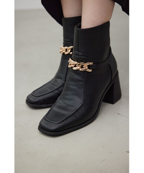 AZUL by moussy（アズールバイマウジー）の「メタルチェーンショートブーツ（ブーツ・レディース・ブラック・SMALL/MEDIUM/LARGE）」の2枚目の写真