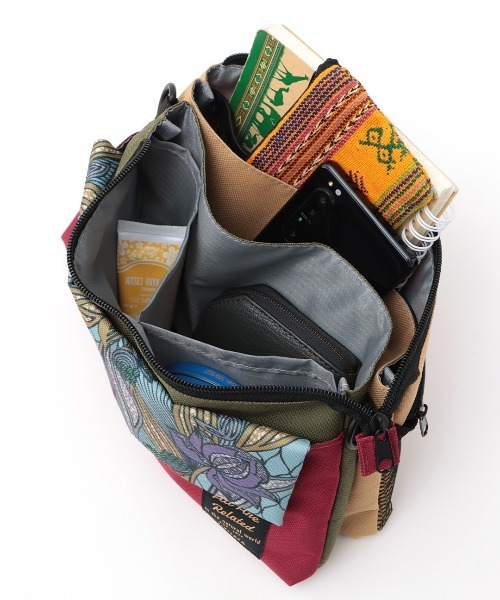 チチカカ（チチカカ）の「マルチプルショルダーバッグ（ショルダーバッグ・レディース・ブラック/ボルドー/アイボリー・FREE）」の11枚目の写真