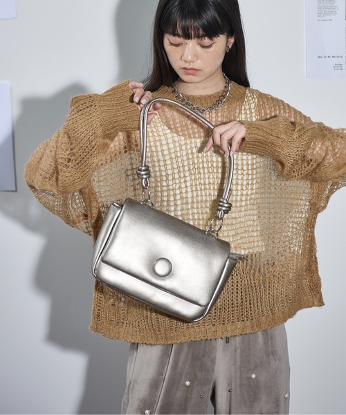 THE YOn（ザヨン）の「ビッグボタンロープストラップパフバッグ（ショルダーバッグ・レディース・ブラック/アンティークシルバー/ラベンダー/ベージュ・FREE）」の4枚目の写真